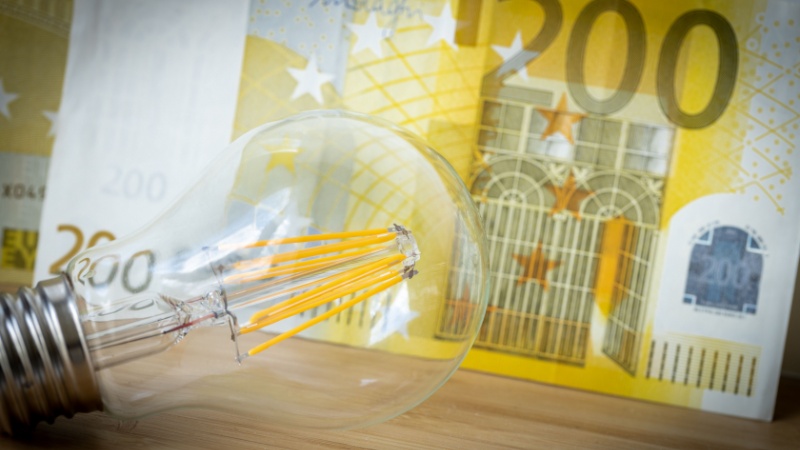 Lampadina e banconota da 200 euro